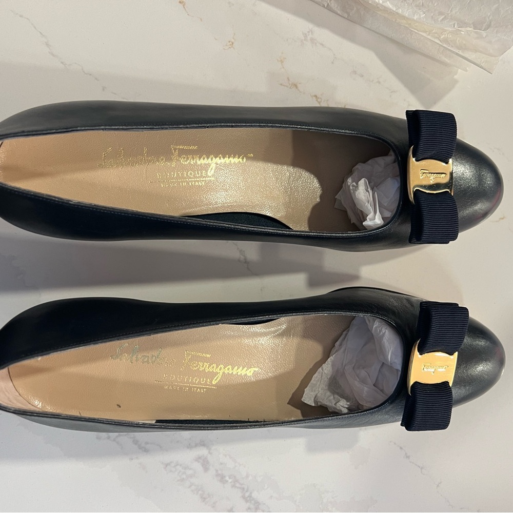 Salvatore Ferragamo Dark Blue Heels with Classic Design and Decorative Bow - Picture 2 of 9